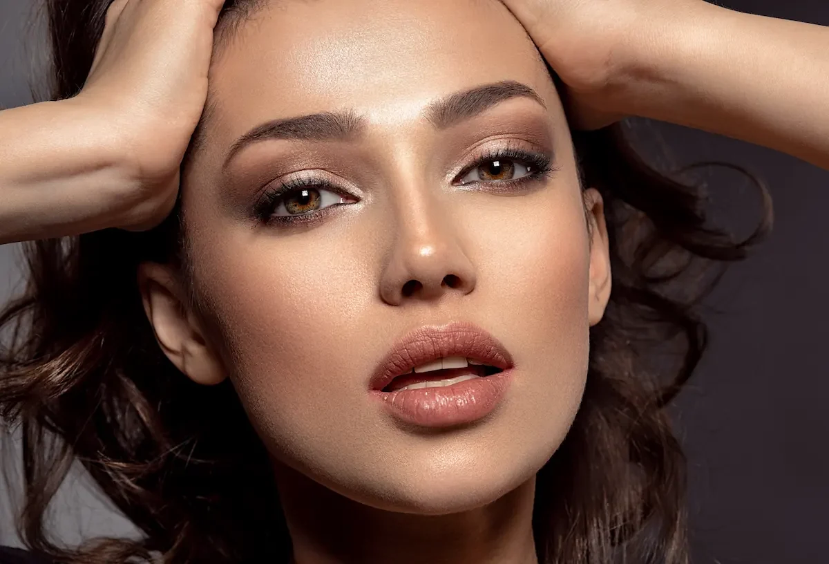 Pretty Woman wearing smokey eye makeup